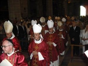 Numerosos sacerdores y obispos celebraron la eucaristía. JMF.