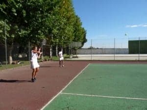 Practicando tenis en el Somontano.