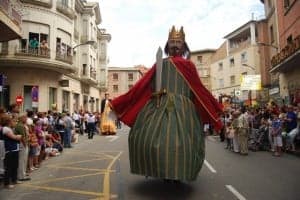 Los gigantes y cabezudos se adaptan al horario escolar. JLP.