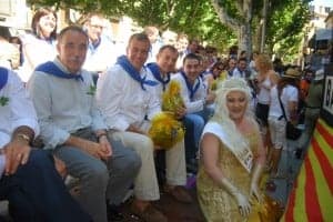 Carpi junto al mantenedor, el alcalde y la Reinona de las fiestas. JLP.