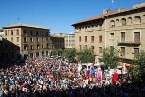 Abarrotada plaza Mayor en el codetazo infantil. JLP.