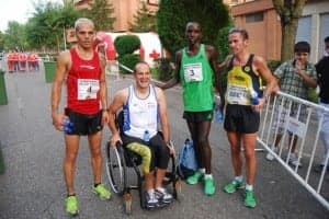 Diego con los tres primeros clasificados del Medio Maratón. JLP.