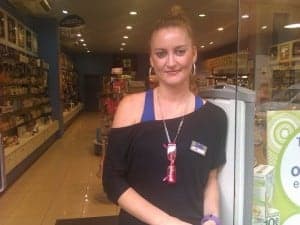Eva Coll, en la tienda donde trabaja. JLP.