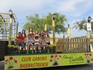 Las damas y zagales del club canino en la carroza. JLP.