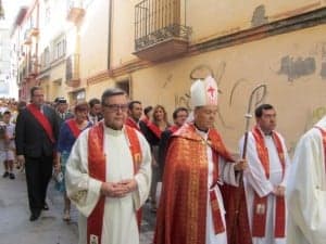 El obispo junto a Huerva y El Coso, parroco de San José de Barbastro. JLP.