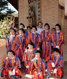 Pequeños guardias suizos en el santuario.