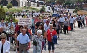Procesión rezando el rosario.