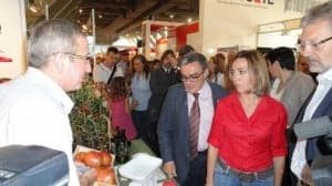Carme Chacón, ministra de Defensa, con el alcalde de Lérida, en el stand de Tomate Rosa.
