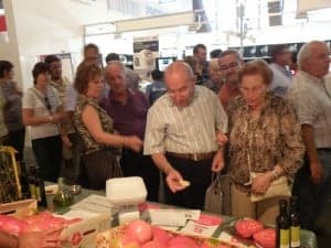 Visitantes al stand del tomate. 