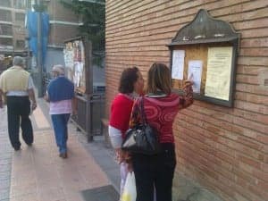 Dos mujeres comentan el fallecimiento ante una esquela. JLP.