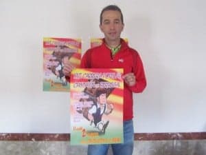 David López con el cartel de la prueba, obra de Briones. JLP.