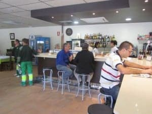 Bar restaurante Boreal con sus primeros clientes. JLP.