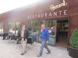 Primeros clientes del nuevo restaurante. JLP.