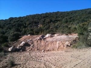 Explanada en dónde han acopiado las piedras extraídas de la mina. Carrodilla Sostenible.