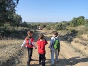 Los niños durante la marcha senderista. 