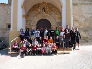 Los participantes en la iglesia de Salas Bajas. 
