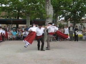 El grupo folclórico francés durante una actuación.