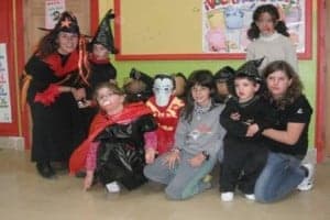 Los colegiares de Estada junto a su maestra Eva.