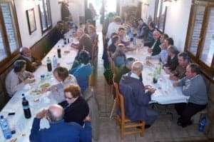 Los vecinos de Asque durante la comida. DPH.