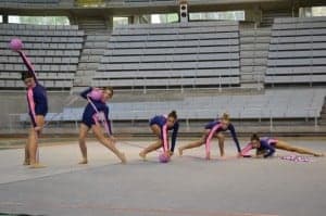 Las gimnastas durante un ejercicio. 