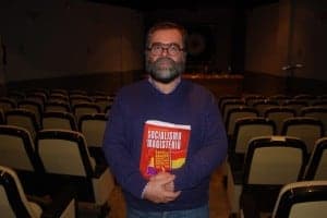 Herminio Lafoz con su libro en la UNED. JLP.
