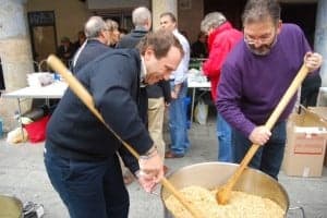Lobera y el capitán Porton preparando las migas. JLP.