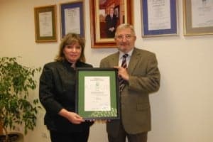 María Luisa Claver y Antonio Mata con la certificación Aenor. JLP.