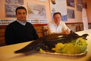 Laurent Villaeys con un esturión en la Bodega del Somontano en El Grado. JLP.