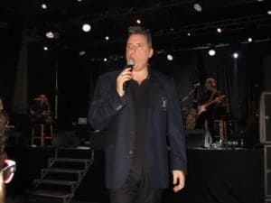 Loquillo bajo del escenario para cantar junto al público. JLP.