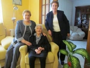 Matilde con sus hijas. JLP.