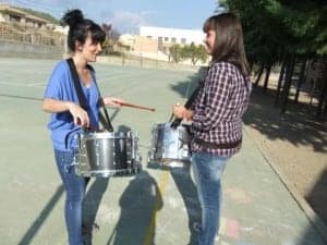 Dos chicas ensayan con sus cajas. 
