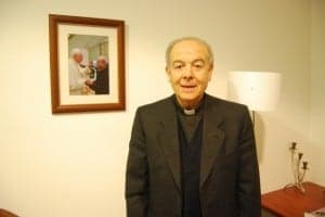 Alfonso Milián junto a una fotografía con el Papa. JLP.