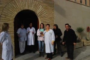 La ATS Ángeles López con el personal del centro de salud y vecinos agraciados. JLP.