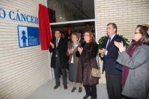 Las autoridades y la viuda descubren el nombre del centro. JLP.