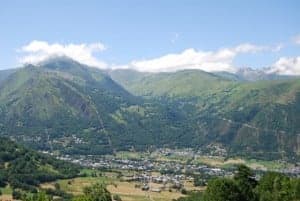 El precioso valle de Louron con Loudenvielle y otras poblaciones al fondo. JLP.