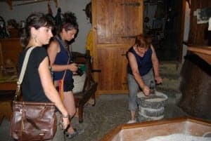 Georgette enseña el molino harinero y museo etnológico que restauró Dominique. JLP..