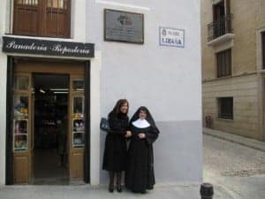 Ana Alos con una hermana de las Hermanitas de los Ancianos en la casa museo de Saturnino López Novoa.