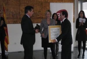 Oliván entrega el premio.