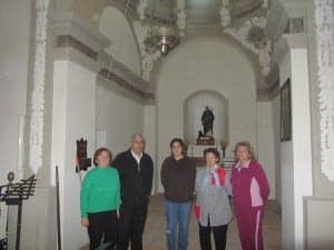 Vecinos de Cregenzán en el templo. JLP.