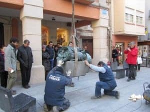 La colocación de la escultura despertó gran expectación. JLP.