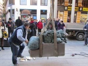 Numerosos vecinos siguieron la instalación de la escultura. JLP.