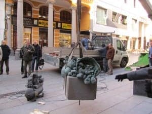 La escultura representa al cuerno de la abundancia de la huerta del Vero. JLP.