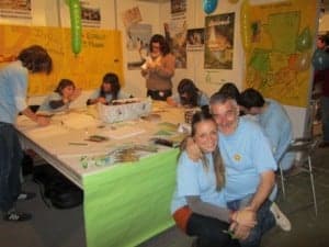 Eva Fañanas y Pepelu en el stand de voluntarios. JLP.