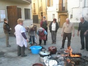 Las mujeres del pueblo, preparando la comida. Javier Cavero.