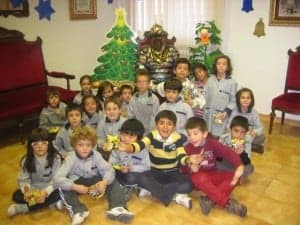 Los escolares con el Paje Real.