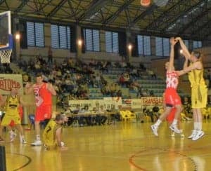 Peruga intenta anotar de tres ante Vic el dia de su partido nº100. G.U.