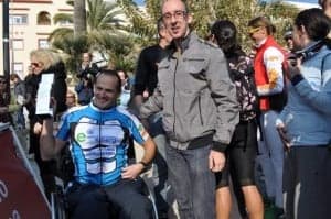 Entrega del premio a Diego Ballesteros por parte del Alcalde de Sitges.