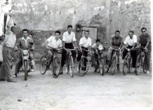 Un grupo de vecinos de Costean con sus bicis. 