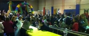 Numerosos niños en el cierre de la feria. 
