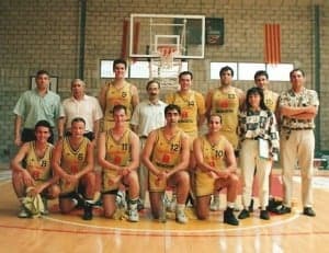 Pepe Lorenzo(de pie el segundo por la izquierda)en el partido de cierre de la fase de ascenso a 1ªB en Daroca (Mayo de 1992) ante el equipo de Ranko Zeravica. G.U.